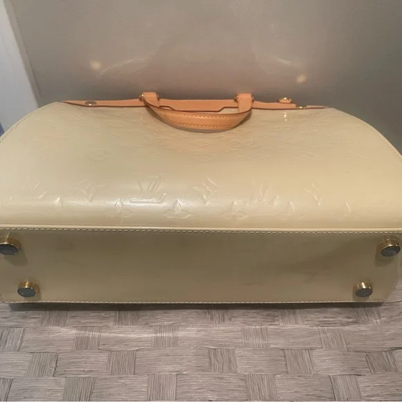 Authentic Louis Vuitton Vernis Brea MM bag. Like new without tags. Beautiful bag - Picture 3 of 13
